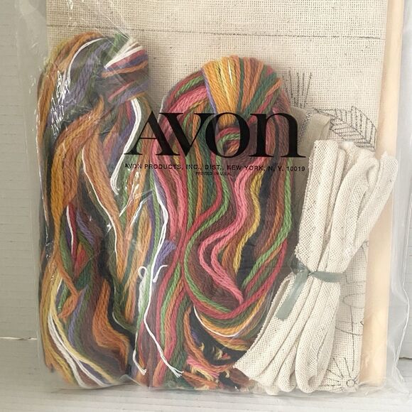 VTG 1972 Avon Creative Needlecraft Crewel Embroidery Pillow Kit "The Bee Garden" - Picture 6 of 6